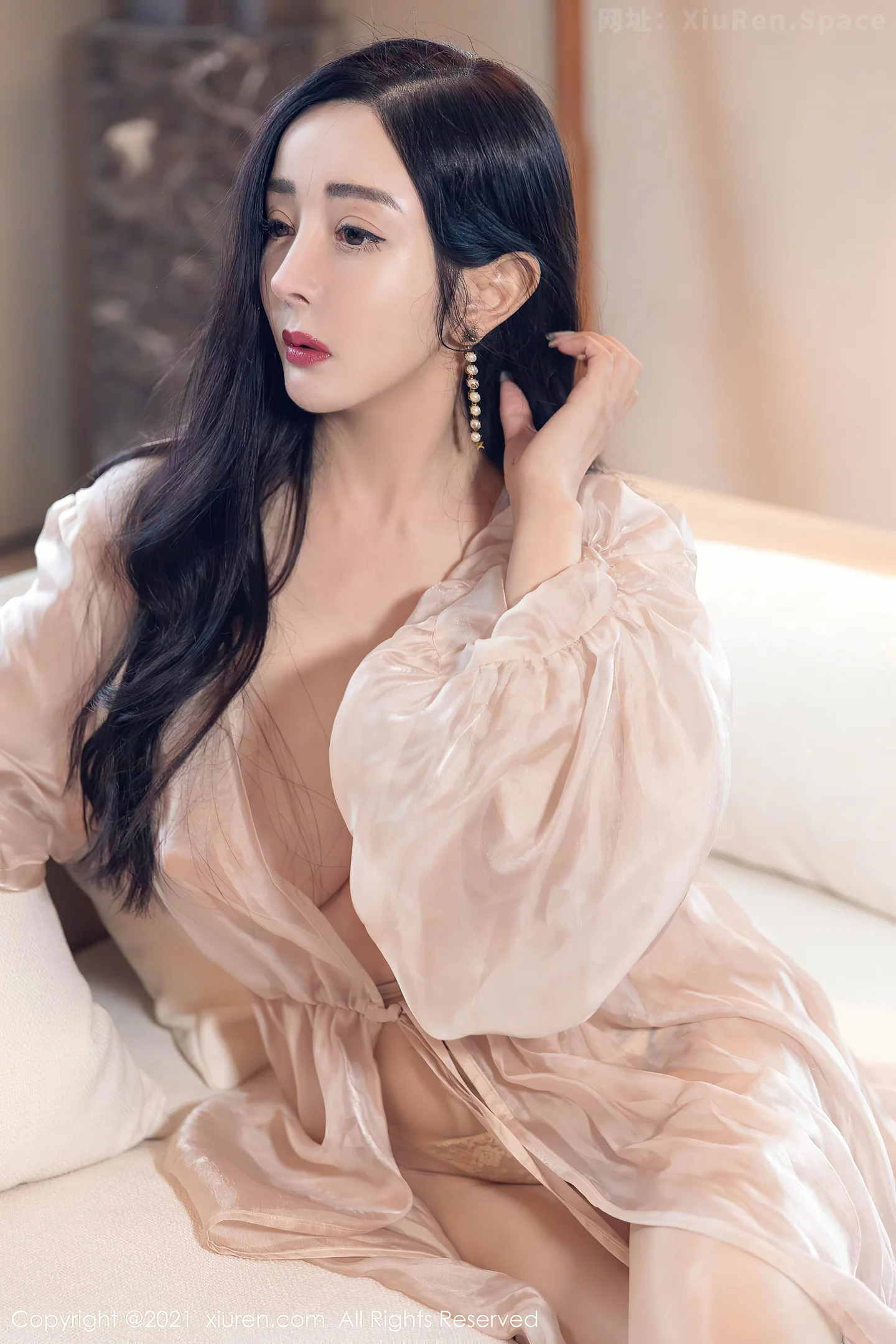 图片[2]-[XiuRen秀人网]VOL.4129 模特允爾成都旅拍轻薄绚丽服饰配开档肉丝秀丰乳肥臀诱惑写真54P-秀人网官方网站